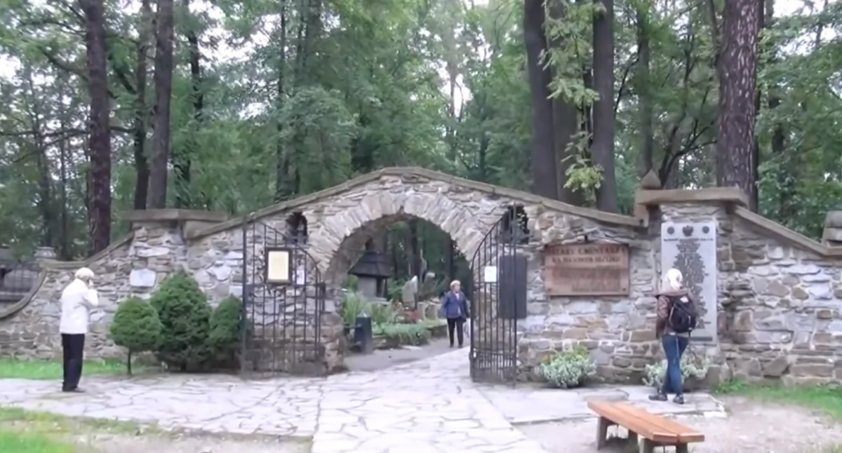 Opłata za wstęp na cmentarz na Pęksowym Brzyzku w Zakopanem obowiązuje głównie w weekendy i podczas wzmożonego ruchu turystycznego. / Zdjęcie: kadr z wideo Yotutube.com / SP9WUN Travel Channel