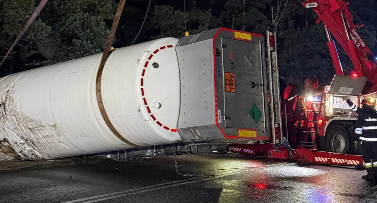 Cysterna z azotem przewróciła się przy zjeździe z S8. Nocna akcja strażaków i chemików z Warszawy