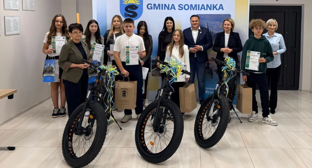Laureaci otrzymali atrakcyjne nagrody – rower z kaskiem, tablet oraz słuchawki. / Zdjęcie: Gmina Somianka 