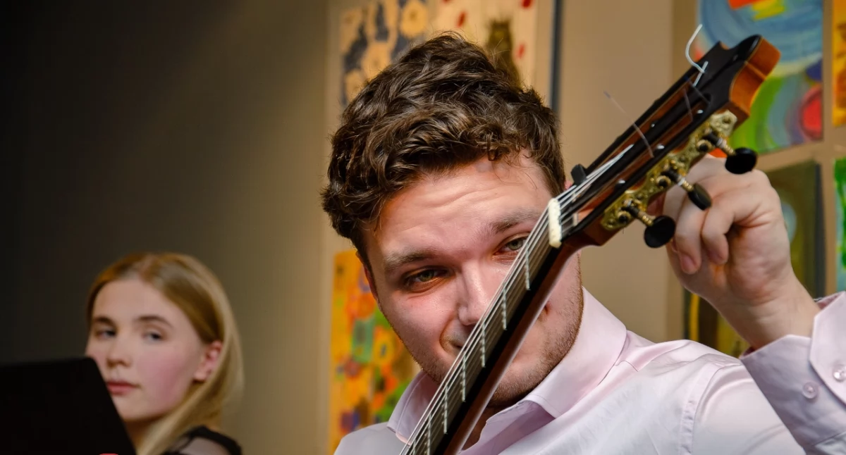 Wieczór z perłami muzyki gitarowej i fortepianowej 