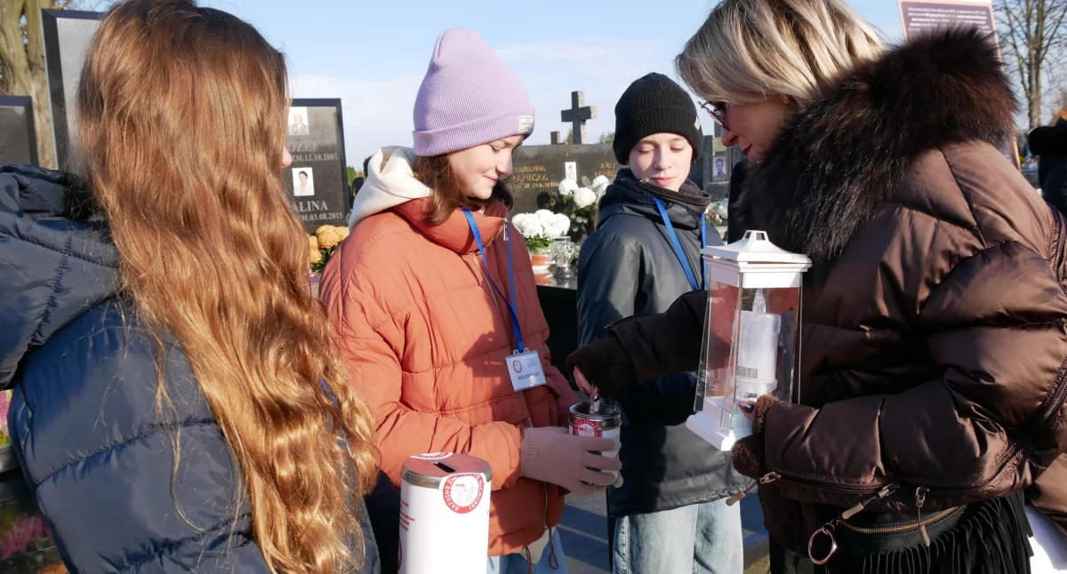 Wyszkowianie kwestowali na cmentarzu. Zebrano mniej niż w poprzednich latach
