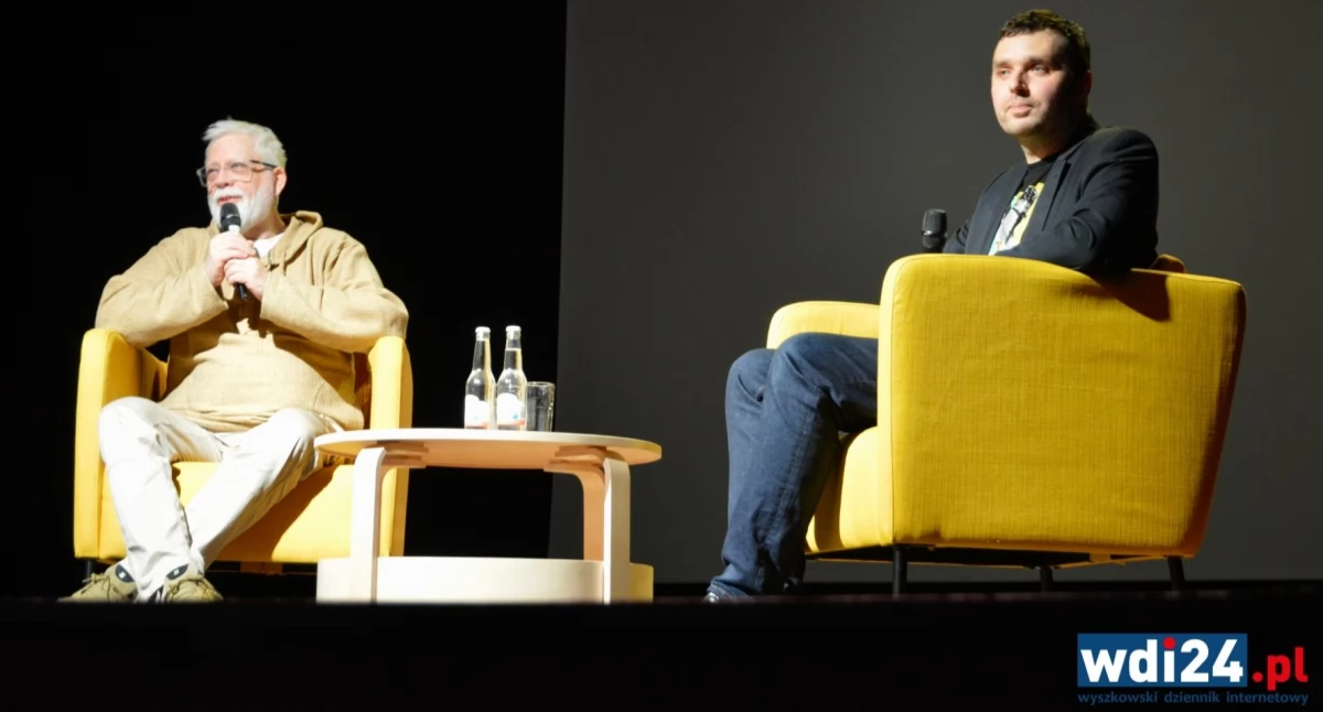 — Od taty dostałem pierwszą książkę Zygmunta Kałużyńskiego — „Nowa fala zalewa kino”. Zorientował się, że piszę recenzje filmowe do gazetki szkolnej, i powiedział zdanie, które stało się najważniejsze, jakie usłyszałem od rodziców: „Jeżeli interesujesz się filmem, powinieneś przeczytać tę książkę, bo ten facet pisze inaczej niż wszyscy”. Warto mieć zdanie inne niż wszyscy — warto to poznać. — wspominał Raczek.  