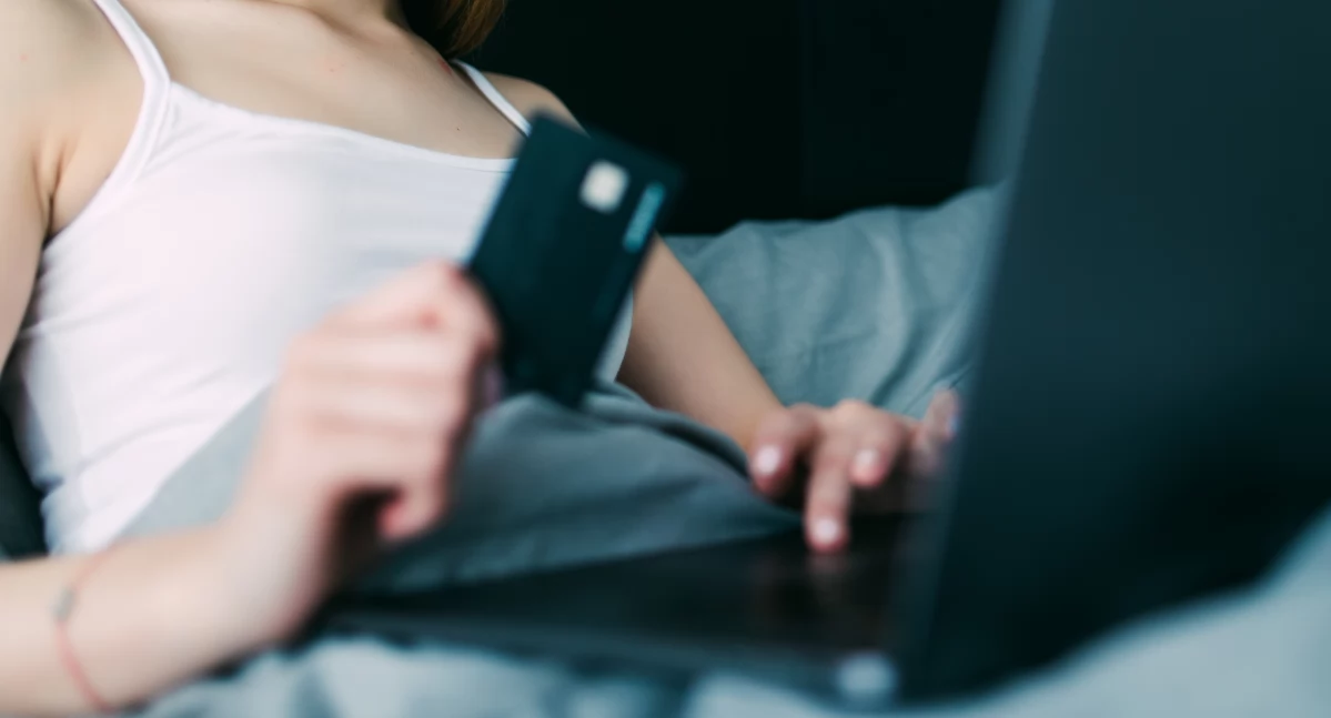 Myślała, iż trafiła na wyprzedaż w popularnej sieciówce. Straciła ponad 1200 zł