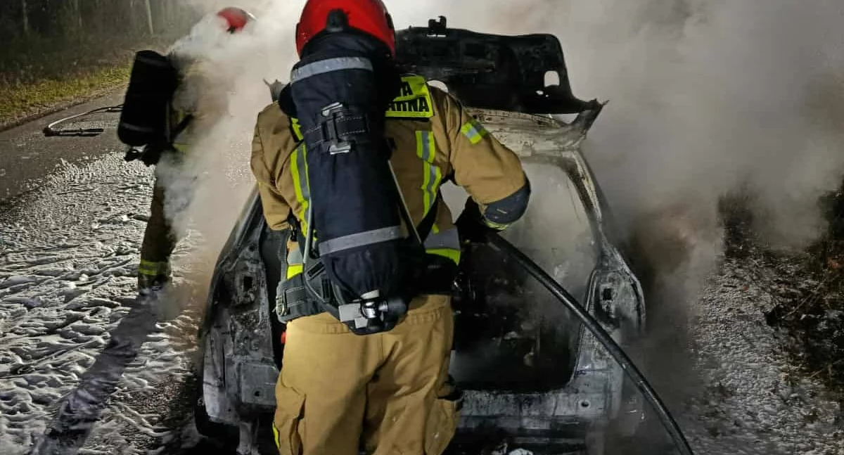 Dalekie-Tartak. Samochód stanął w płomieniach. Strażacy: Pożar był już w fazie rozwiniętej