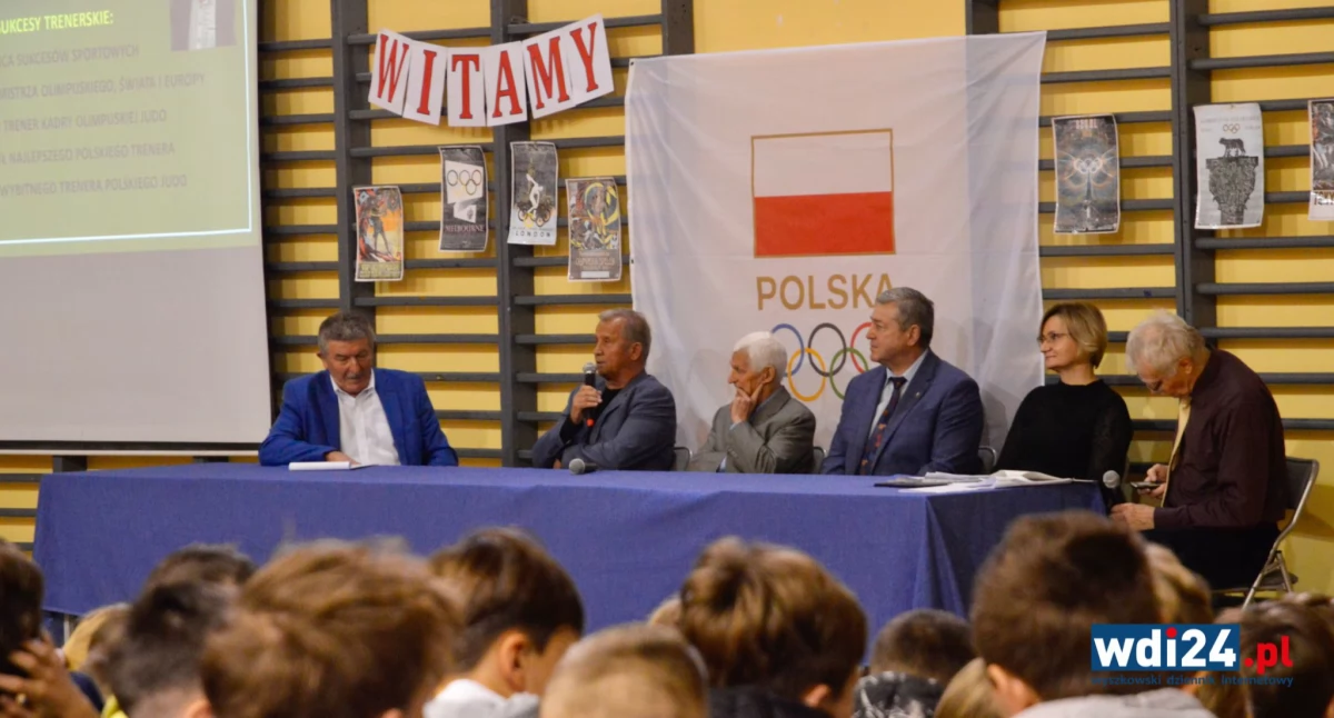 Na sali gimnastycznej zgromadzili się uczniowie szkół z terenu gminy Wyszków, którzy mieli okazję wysłuchać historii o drodze na szczyt – o determinacji, ciężkiej pracy, odwadze, ale też o zwykłych życiowych przypadkach, które nieraz stają się początkiem wielkiej kariery. / Zdjęcie: wdi24.pl 
