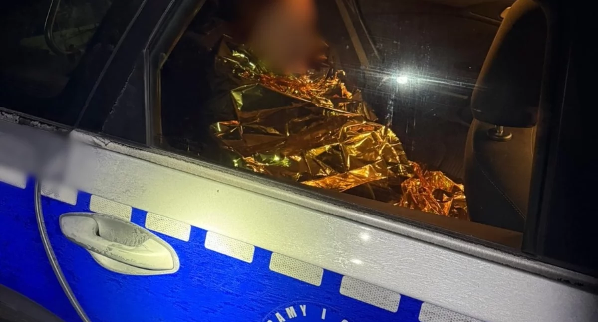 Mężczyzna był wyraźnie wyziębiony, zdezorientowany i nie pamiętał, co się wydarzyło. / Zdjęcie: KPP w Wyszkowie 