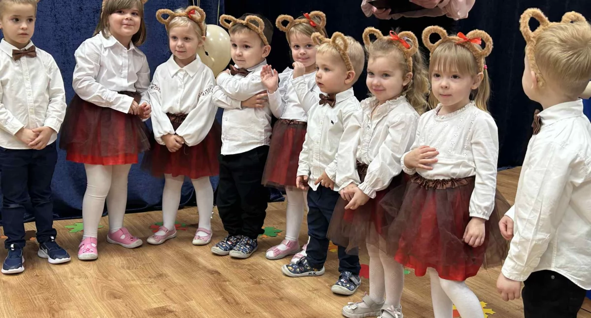 Dzieci zaprezentowały wierszyki i piosenki, dzielnie pokonując tremę. / Zdjęcie: Org. 