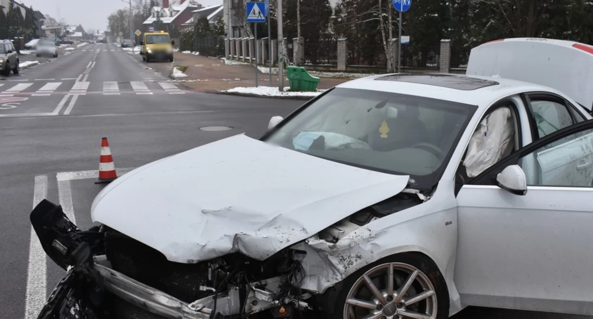 Zignorowała STOP i uderzyła w Audi. Dwie osoby trafiły do szpitala
