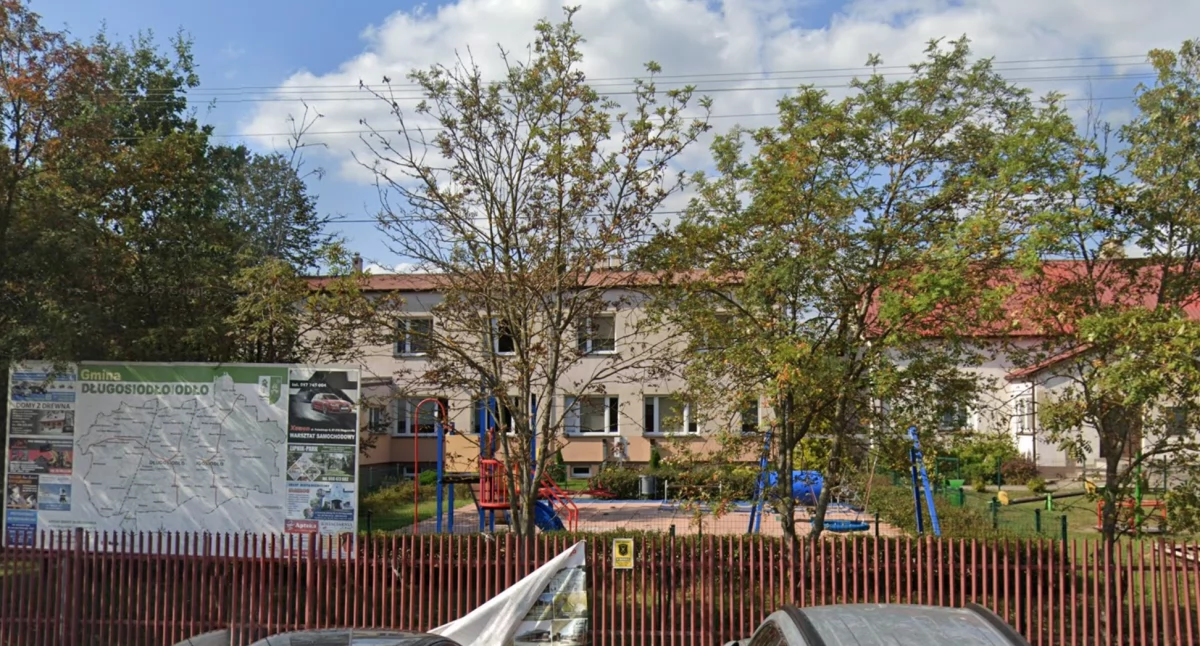 Gmina proponuje przekształcenie budynków w domy ludowe – miejsca spotkań i lokalnej aktywności. / Zdjęcie: Google Earth 