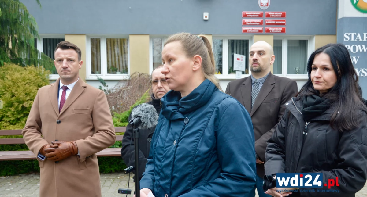 W konferencji udział wzięli: poseł Ryszard Wilk (Konfederacja), który wystąpił w zastępstwie posła Grzegorza Płaczka, Natalia Mehlich, dyrektor biura poselskiego, Adam Kania, asystent posła Płaczka i prezes fundacji Twoje Veto, mecenas Bartłomiej Trętowski, pełnomocnik pani Małgorzaty, oraz sama pani Małgorzata. / Zdjęcie: wdi24.pl 