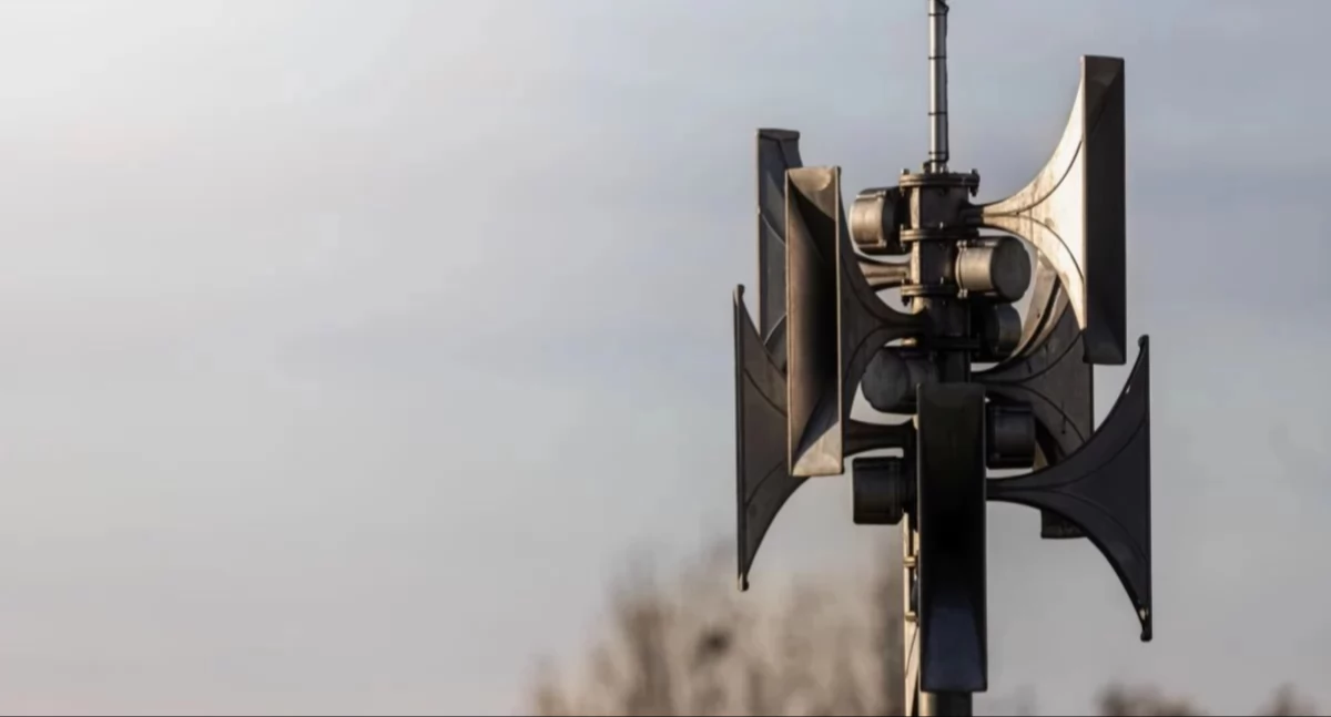 Mieszkańcy usłyszą ciągły dźwięk syren trwający jedną minutę, zarówno na ogłoszenie, jak i na odwołanie alarmu.