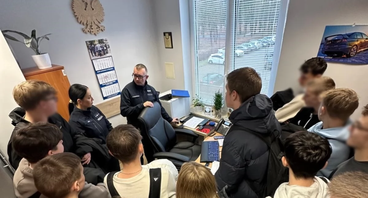 11 grudnia wyszkowską jednostkę odwiedzili uczniowie klas z oddziału mundurowego z IV Liceum Ogólnokształcącego w Wyszkowie.  / Zdjęcie: KPP w Wyszkowie 