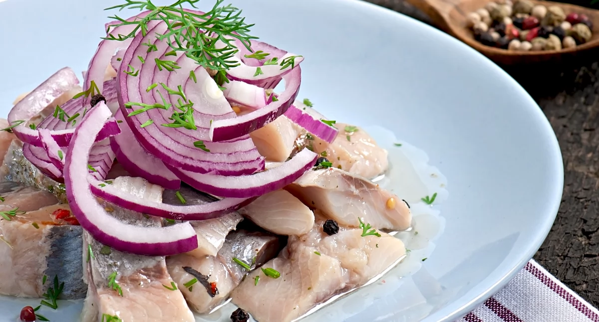 Śledzie to ryby morskie o jasnym, delikatnym mięsie, które od wieków stanowią ważny element kuchni europejskiej.  / Zdjęcie: freepik.com 