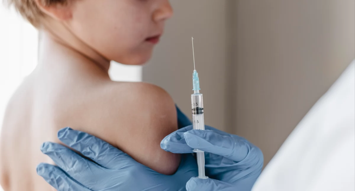 Ekspertka zaznacza, że szczepionka przeciw WZW typu B, stosowana od ponad 40 lat, jest bezpieczna, a jej skuteczność została potwierdzona w licznych badaniach. / Zdjęcie: freepik.com 