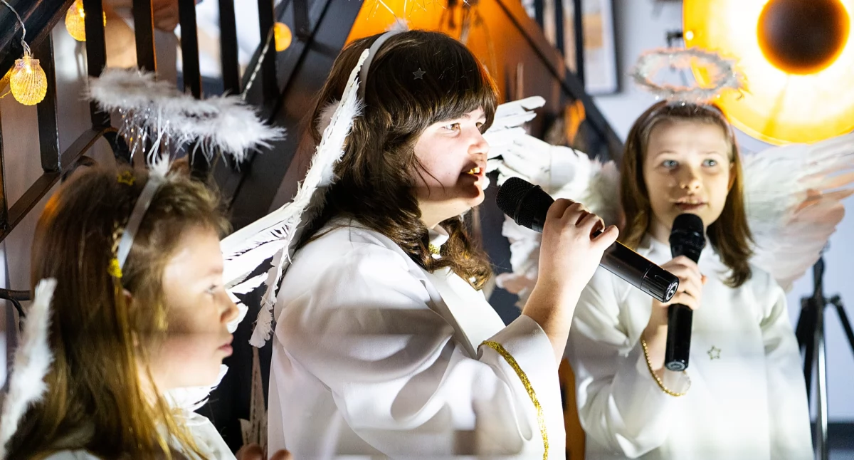 Młodzi twórcy wraz z opiekunami oficjalnie zaprezentowali wystawę prac plastycznych. / Zdjęcie: WOK Hutnik 