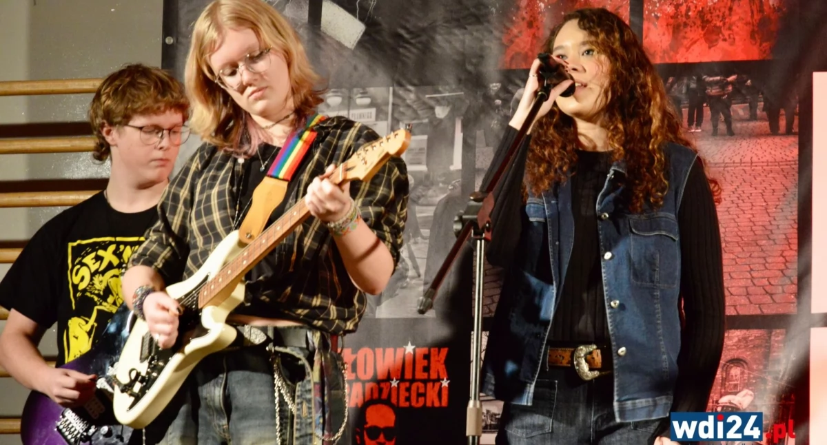 Wieczór był opowieścią o wolności – tej odbieranej i tej wyśnionej. O świecie, w którym twórcy musieli mówić półsłówkami, metaforą i ironią. / Zdjęcie: wdi24.pl 