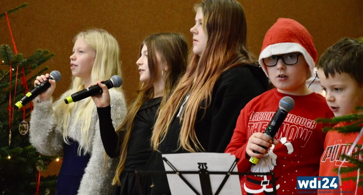 Na sali OSP spotkali się dzieci, rodzice, dziadkowie i mieszkańcy miejscowości. Było wspólne śpiewanie, świąteczna atmosfera i program przygotowany z myślą o najmłodszych. / Zdjęcie: wdi24.pl 