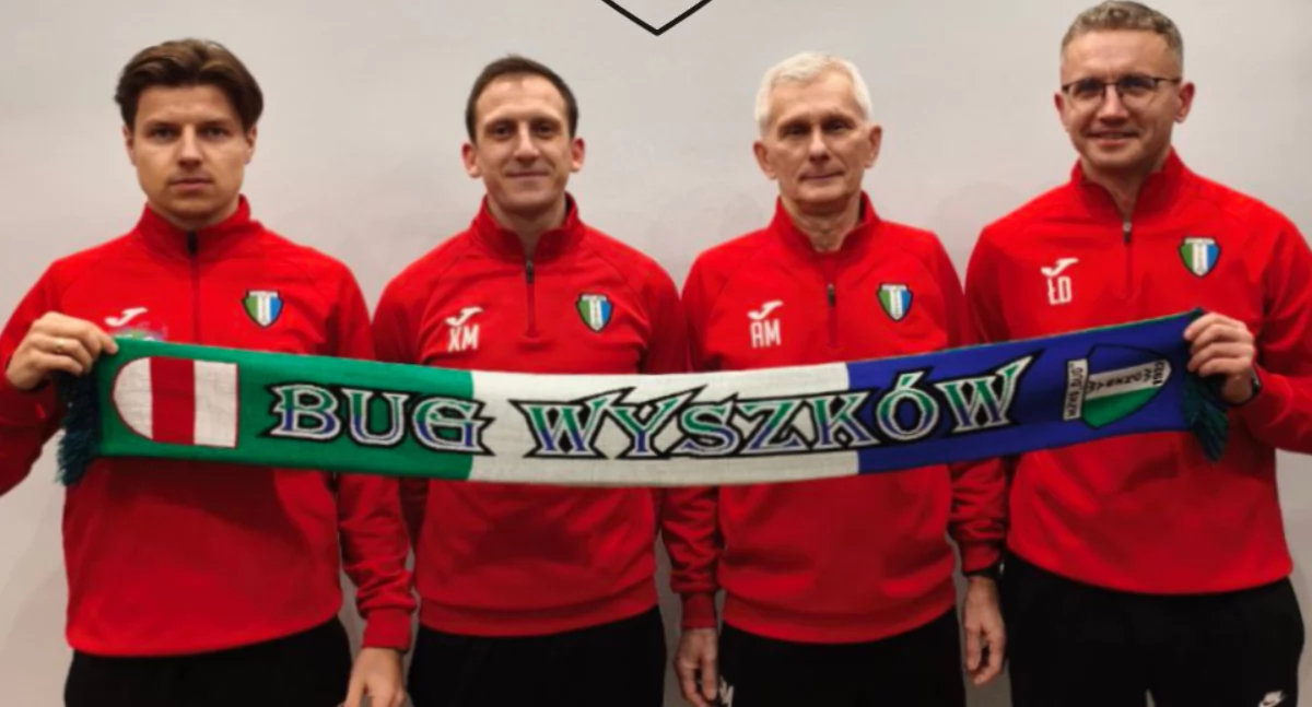 Stery pierwszego zespołu przejmuje Krzysztof Maciak (drugi z lewej). / Zdjęcie: MZKS Bug Wyszków 