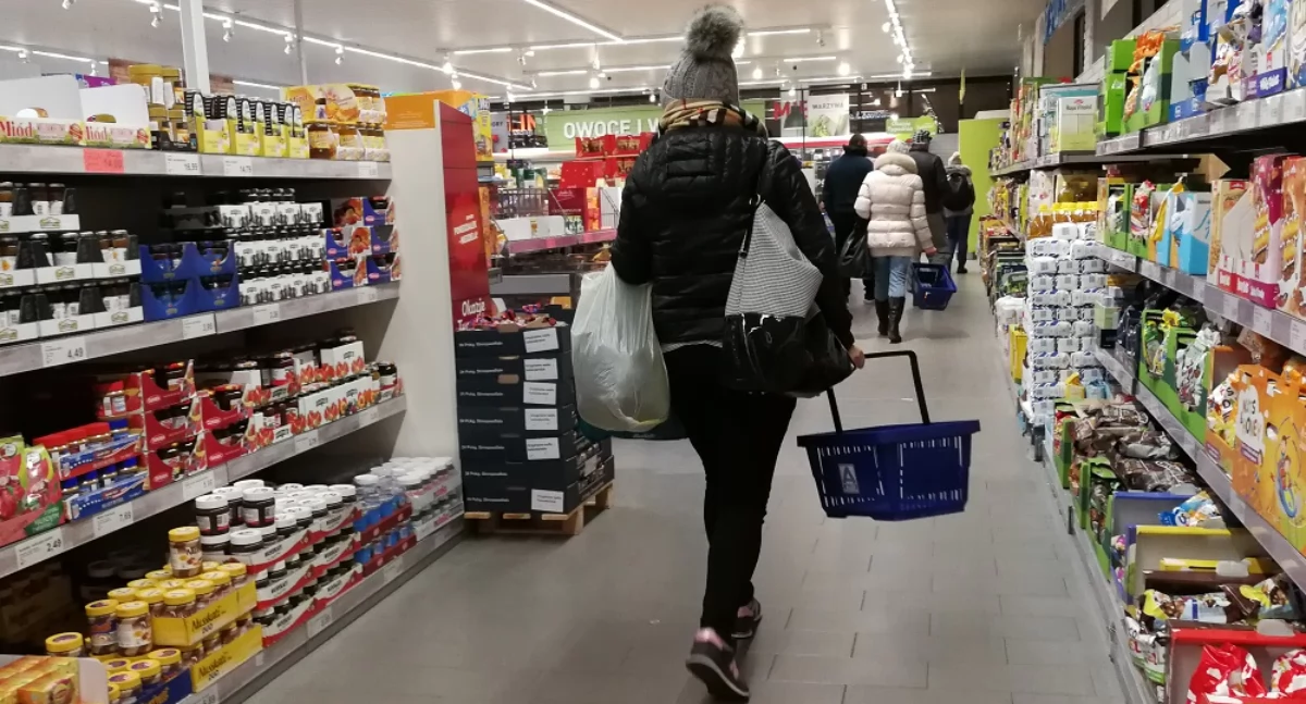 Jak wynika z sondażu Grupy Blix, 23,2% ankietowanych wyda w tym roku 100-200 zł na osobę na zakupy spożywcze przed Bożym Narodzeniem.  / Zdjęcie: MondayNews