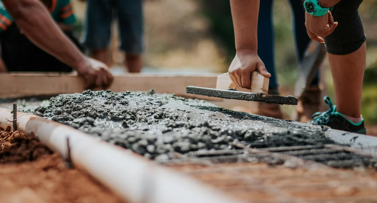Z kraju, Dlaczego warto zainstalować węże iniekcyjne etapie budowy - zdjęcie, fotografia