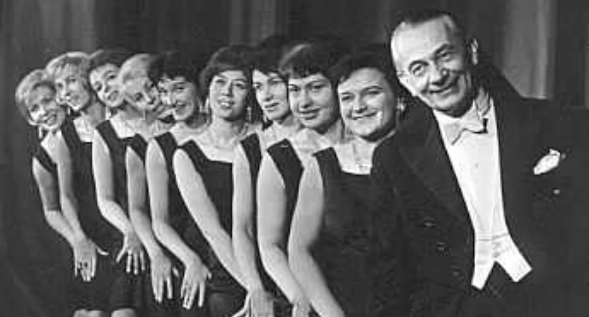 Mieczysław Fogg wraz z zespołem tancerek na statku MS Batory w latach 60. XX wieku / Zdjęcie: wikipedia