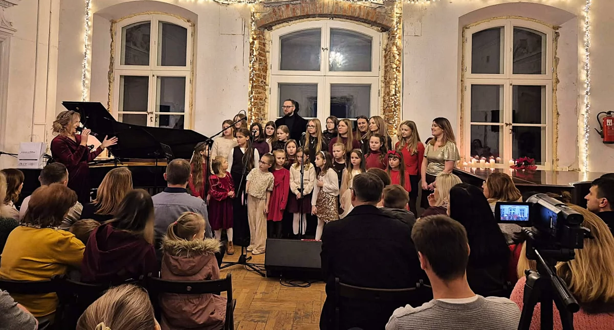 Święta, Mrozy straszne Wspólnym kolędowaniem rozgrzali atmosferę - zdjęcie, fotografia