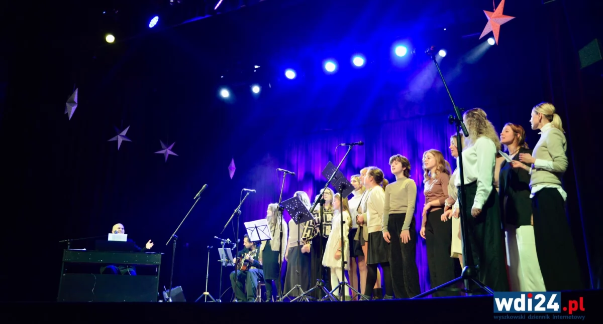 Wieczór otworzyły utwory, które nie były stricte świąteczne, ale niosły wyraźne, uniwersalne przesłanie. Piosenki o wartościach, nadziei i wierze w to, że „kiedyś zaczyna się właśnie teraz”. / Zdjęcie: wdi24.pl 