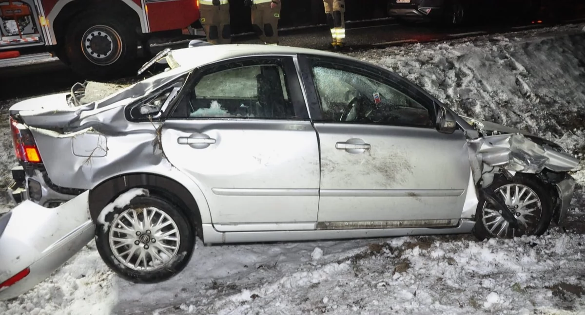 Jak wstępnie ustalili mundurowi, kierujący osobowym Volvo nie dostosował prędkości do warunków panujących na drodze i uderzył w tył poprzedzającego go BMW, za kierownicą którego siedział 45‑latek. / Zdjęcie: KPP w Wyszkowie 