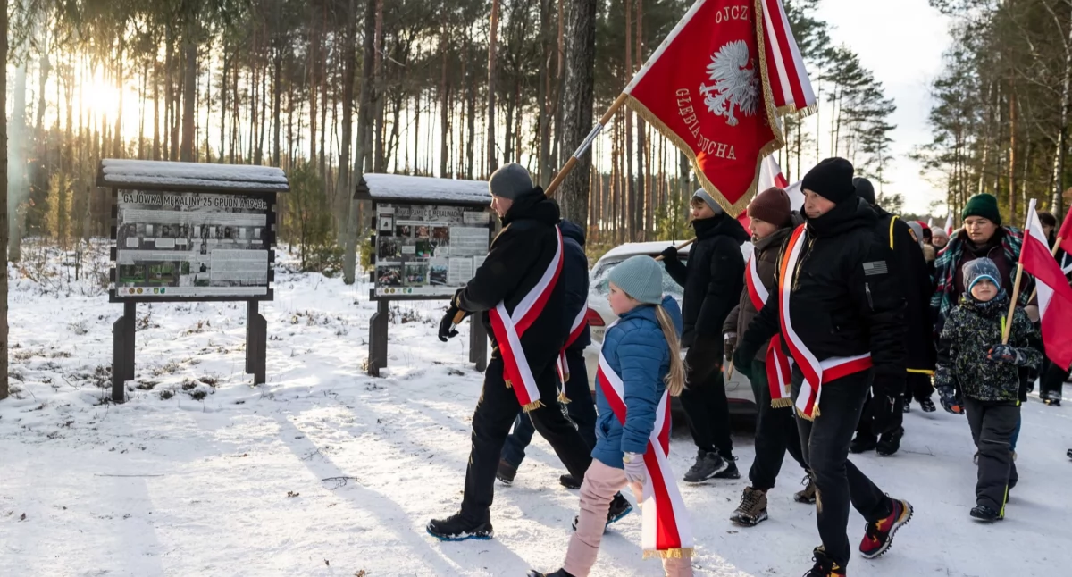 Tuż przed rozpoczęciem Mszy Świętej do Mękalin dotarli uczestnicy Marszu Pamięci, który wyruszył spod Szkoły Podstawowej im. Bohaterów Leśnej Placówki AK „Mrowisko” w Knurowcu. / Zdjęcie: Kasia Bralewska 