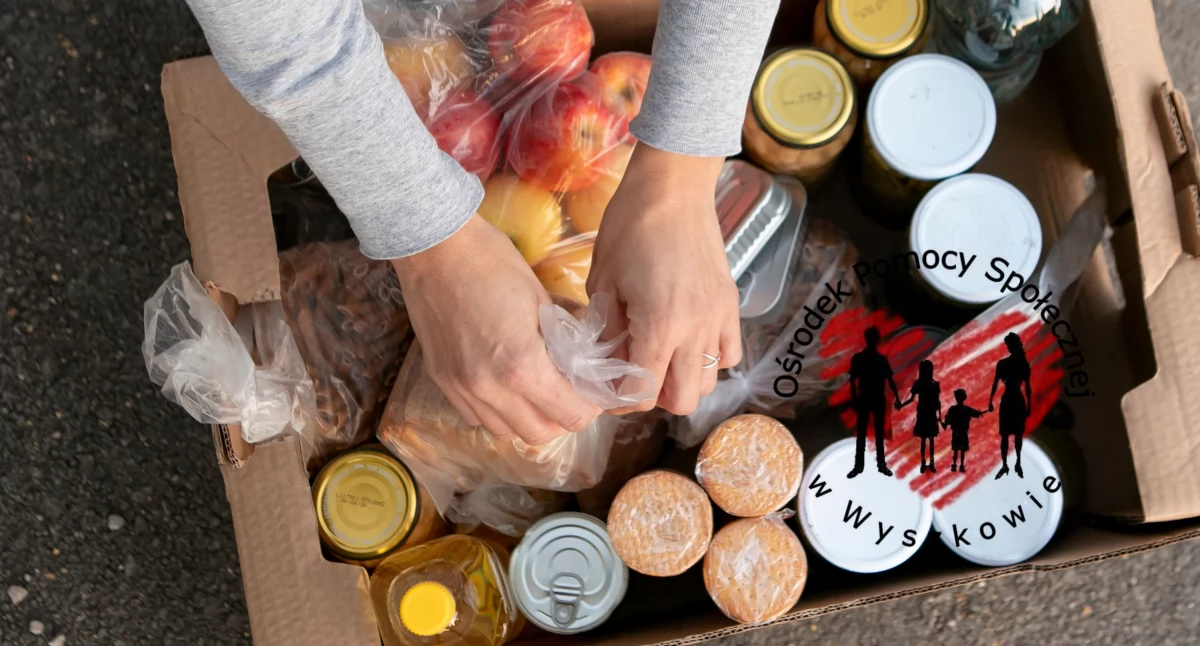Łącznie świątecznymi paczkami obdarowano 111 rodzin. / Zdjęcie: freepik.com / logo OPS w Wyszkowie 
