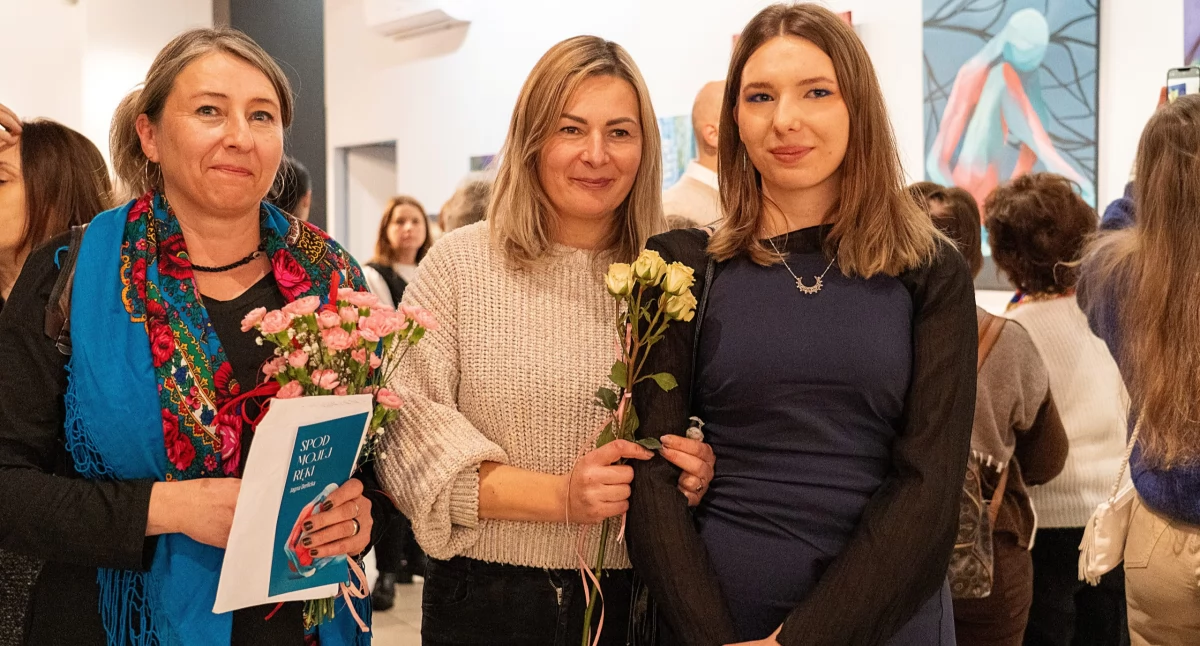 Jagna Derlicka (pierwsza z prawej), ze swoją nauczycielką z Koła Plastycznego WOK Hutnik, Joanną Krajewską (w środku). / Zdjęcie: WOK Hutnik 