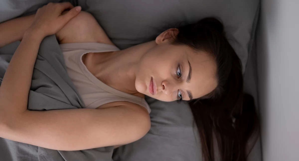 Jednym z kluczowych powodów narastających trudności ze snem jest brak odpowiedniego wyciszenia przed pójściem do łóżka. / Zdjęcie: freepik.com 