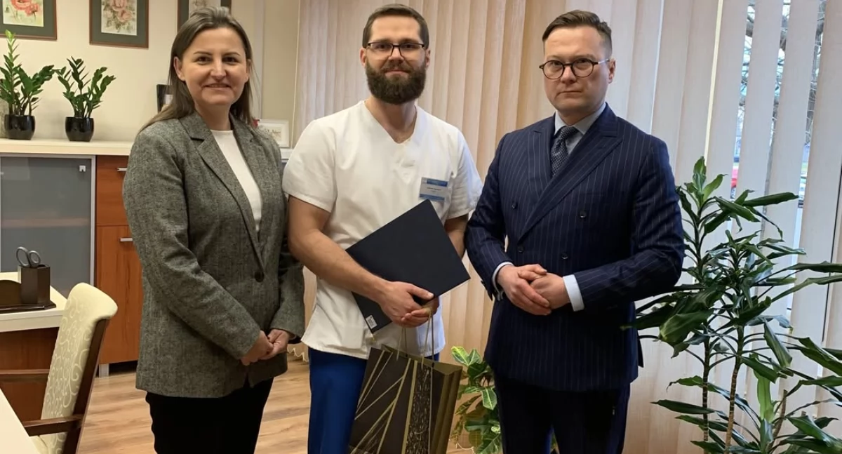 Na zdjęciu: dyrektor szpitala Aneta Miszczak, lek.Lubomir Szewczuk i Jakub Janowicz p.o. zastępcy dyrektora. / Zdjęcie: Szpital Powiatowy w Wyszkowie 