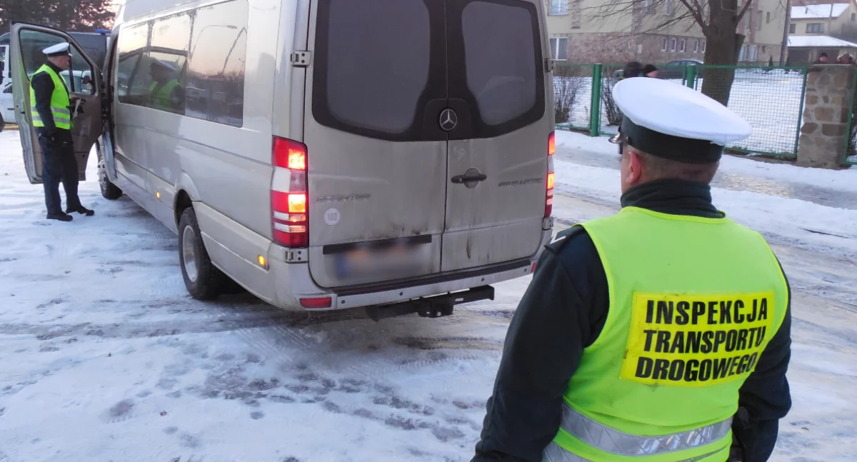 Ferie w regionie rozpoczęły się w poniedziałek, 19 stycznia. Tego dnia w Radomiu, podczas kontroli jednego z autokarów, odbył się briefing inaugurujący akcję o charakterze kontrolnym i prewencyjnym. / Zdjęcie: WITD