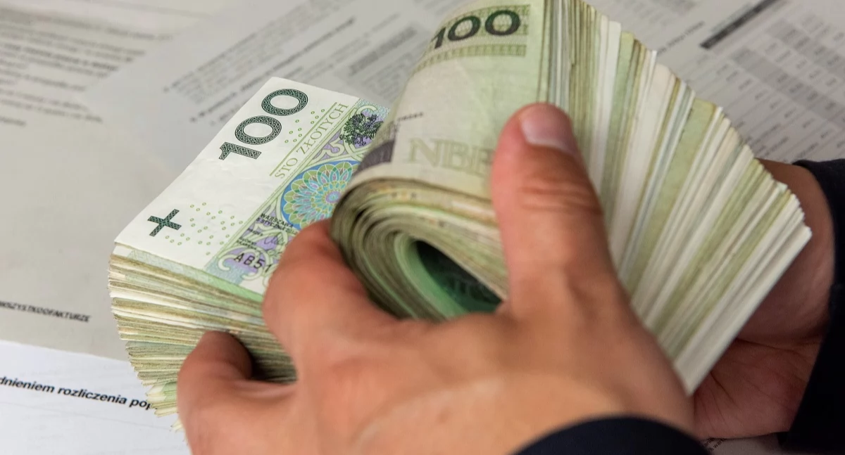 Koniecznością zapłaty podatku może skończyć się darowizna środków pieniężnych, mimo otrzymania jej od członka rodziny i zgłoszenia w terminie sześciu miesięcy do urzędu skarbowego. / Zdjęcie: MondayNews