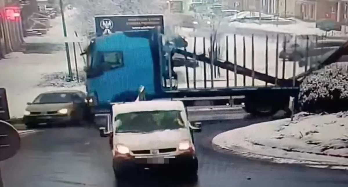 Jak ustalili policjanci, 45-letni kierowca ciężarowego Volvo podczas zmiany pasa ruchu nie zachował należytej ostrożności i nie ustąpił pierwszeństwa 44-letniemu kierowcy Renault. / Zdjęcie: kadr z wideo KPP w Wyszkowie 