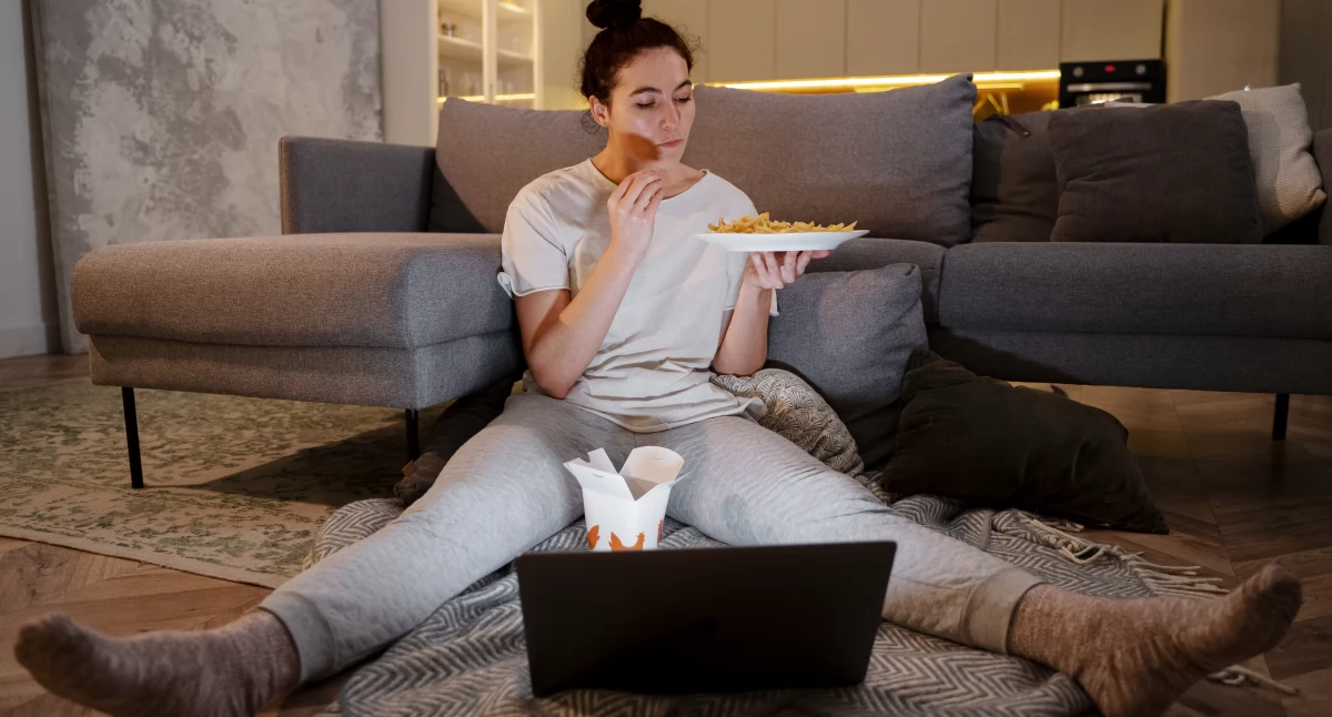 Brak światła i ruchu ogranicza produkcję serotoniny, hormonu szczęścia. / Zdjęcie: freepik.com 