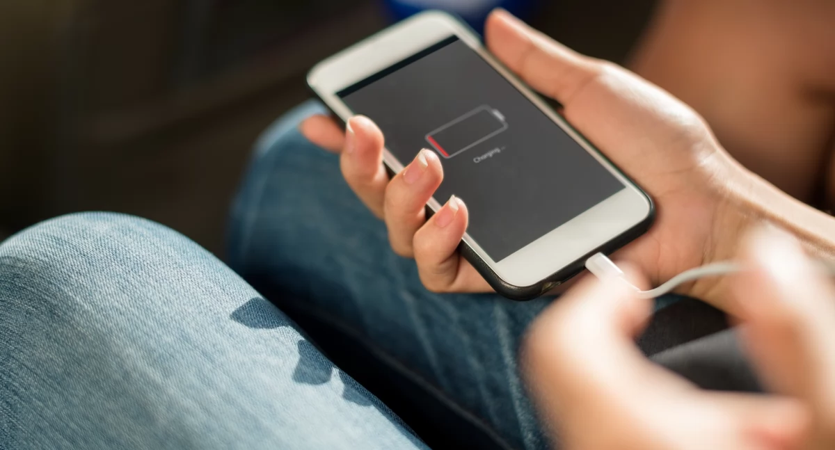 Jednym z najpowszechniejszych mitów jest przekonanie, że telefon, którego nie używamy, powinien być całkowicie rozładowany przed odłożeniem na dłuższy czas. / Zdjęcie: freepik.com 