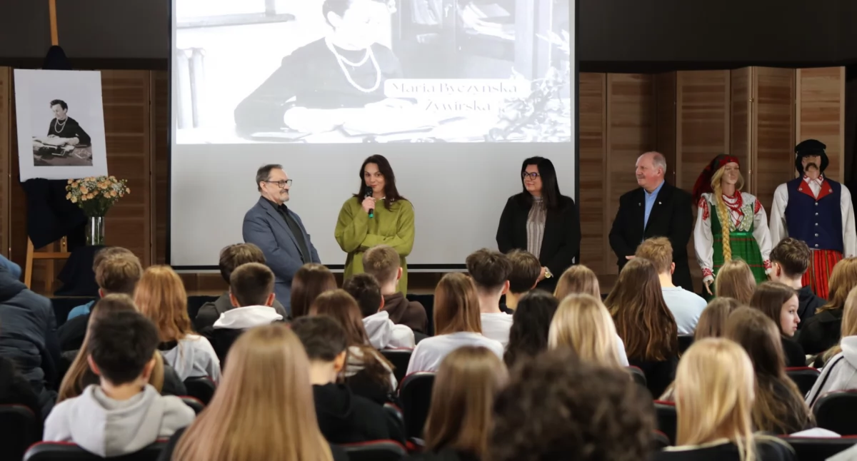Spotkanie miało charakter nie tylko okolicznościowy, ale również edukacyjny i inspirujący, zachęcając uczestników do pogłębiania wiedzy o historii regionu oraz aktywnego udziału w życiu kulturalnym. / Zdjęcie: Gminne Centrum Kultury, Sportu i Turystyki w Brańszczyku