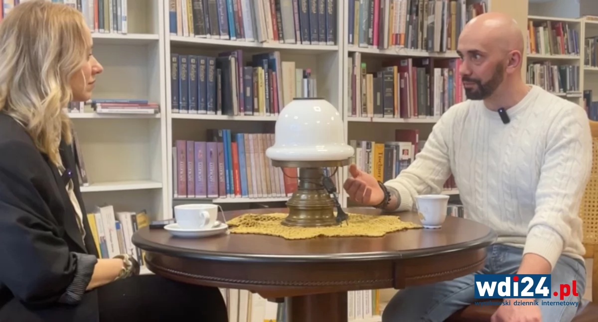 Rozmawiamy o pracowni regionalistyki, reaktywacji ważnego i bardzo ciekawego dla Wyszkowa projektu, pisaniu historii razem z uczniami, o naszym mieście dawniej i dziś. / Zdjęcie: kadr z wideo wdi24.pl 