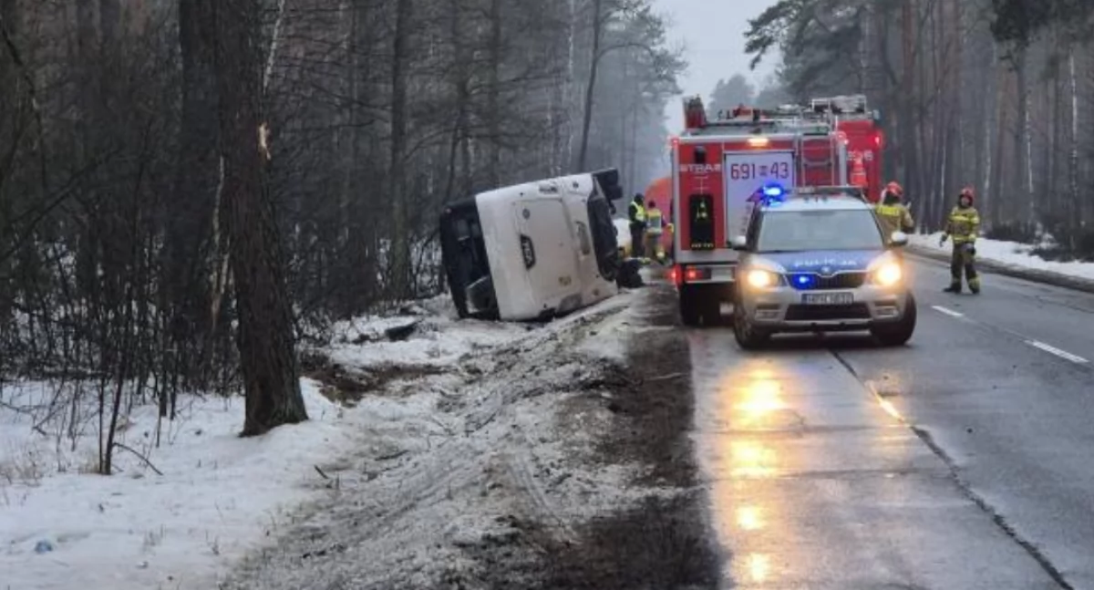 Autobus zjechał do przydrożnego rowu i przewrócił się na bok. / Zdjęcie: OSP Kamieńczyk 