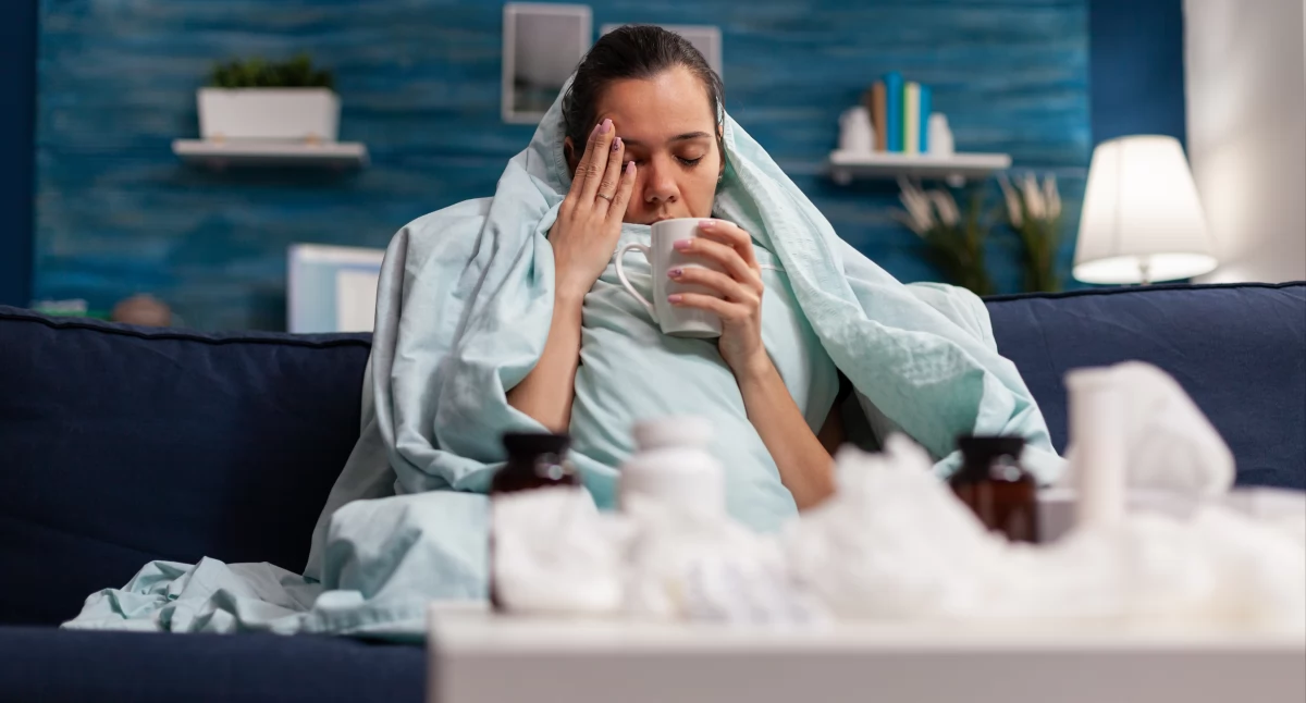 W ostatnich tygodniach aktywność wirusa grypy w Polsce utrzymuje się na bardzo wysokim poziomie, co potwierdza, że jesteśmy w szczycie sezonu infekcyjnego. / Zdjęcie: Freepik.com 