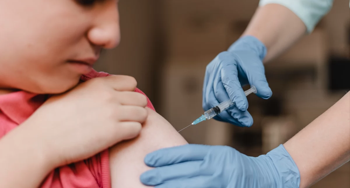 Obowiązkowe szczepienia obejmą dzieci urodzone w 2018 roku i młodsze, czyli obecnych ośmiolatków oraz kolejne roczniki. / Zdjęcie: freepik.com 