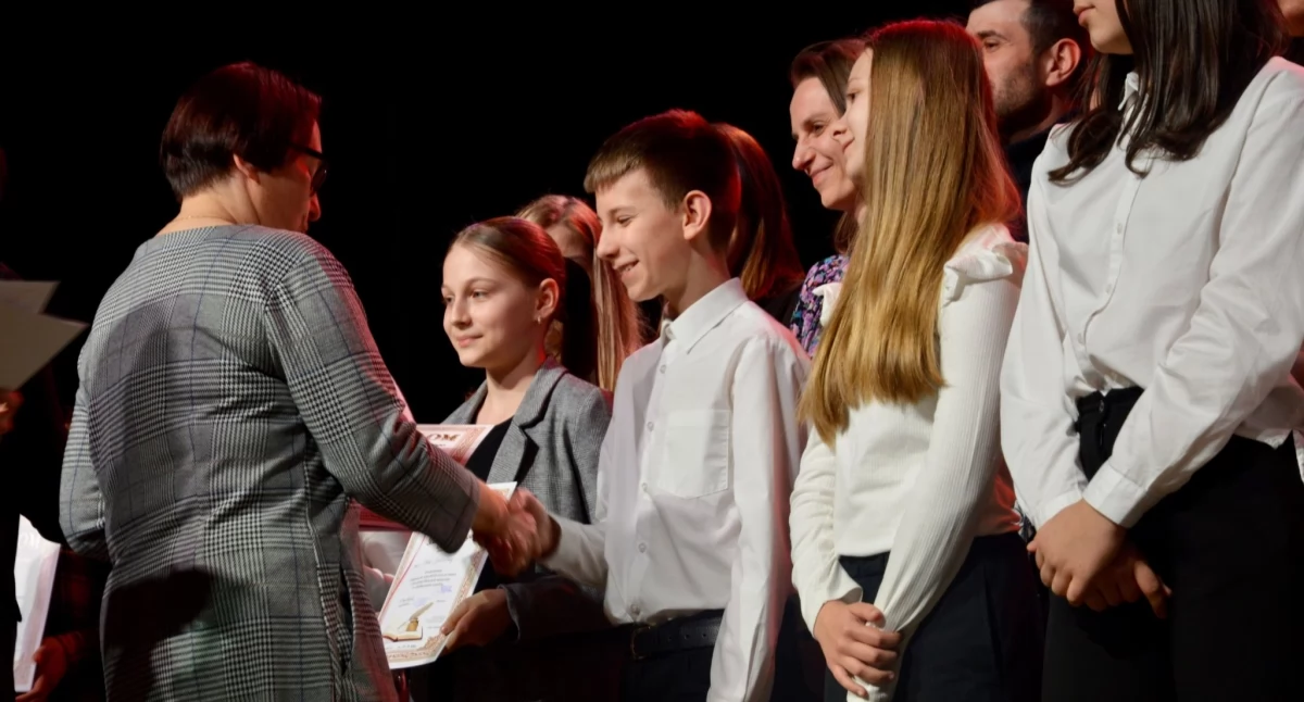 Podczas gali wyróżniono najlepszych uczniów, którzy otrzymali pamiątkowe dyplomy za swoje wyniki w nauce oraz zaangażowanie. / Zdjęcie: wdi24.pl 