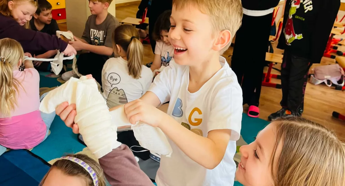 Istotnym elementem programu były również warsztaty z zakresu pierwszej pomocy. / Zdjęcie: Uniwersytet Dziecięcy w Wyszkowie 