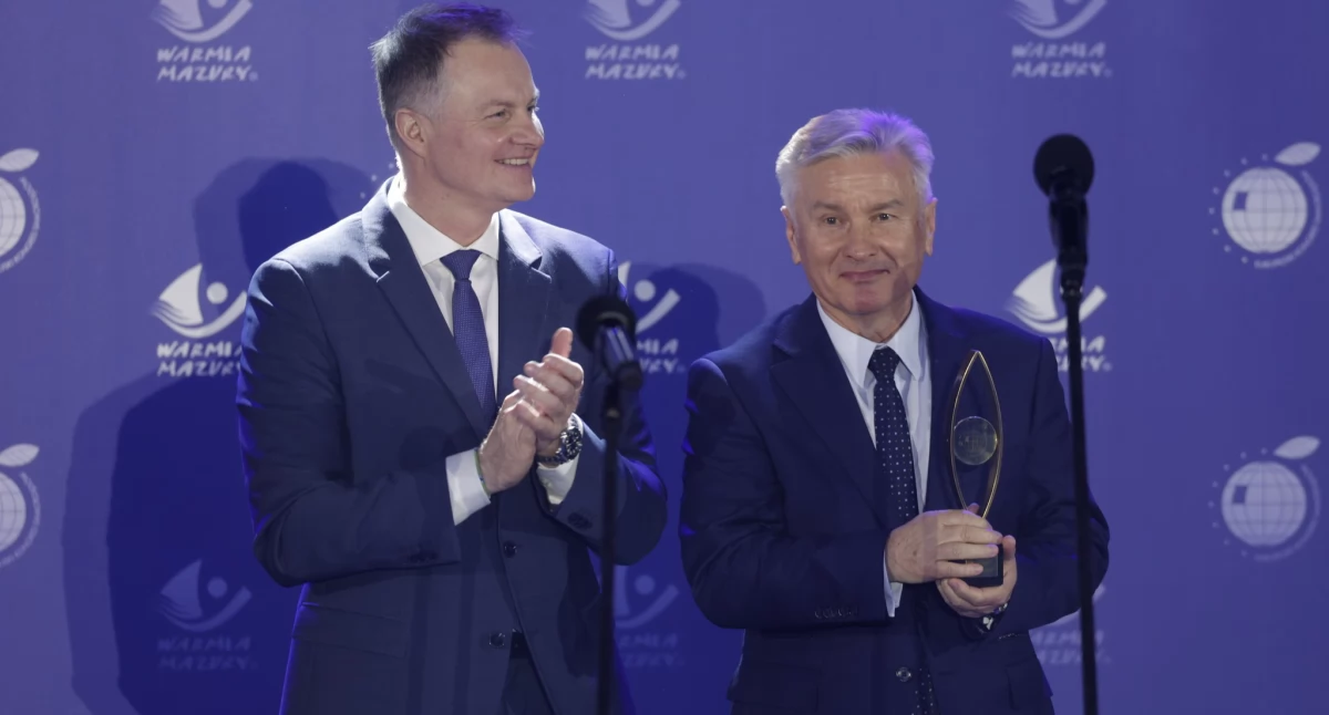 Wyróżnienie wójtowi wręczył marszałek województwa warmińsko-mazurskiego Marcin Kuchciński. / Zdjęcie: Forum  Ekonomiczne 