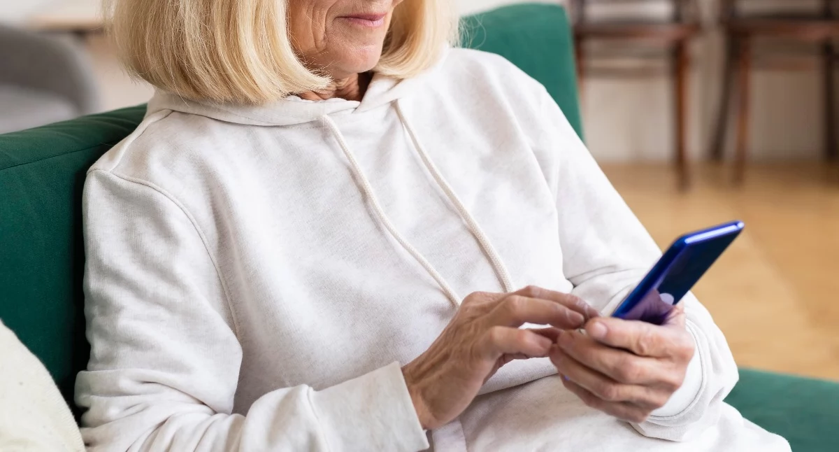  Seniorka uwierzyła w jego szczerość i zaangażowała się w znajomość. / Zdjęcie: Freepik.com 