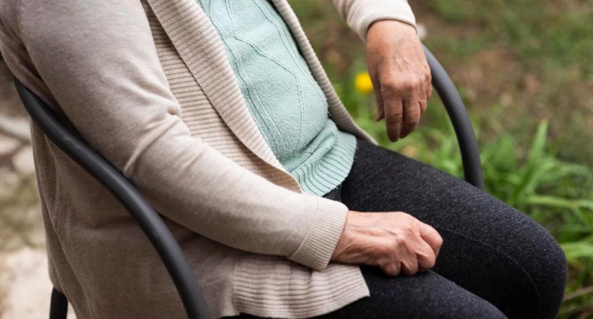 Normy opracowane przez Rikli i Jones w 2013 r. pozwalają ocenić, czy dana osoba znajduje się w grupie o podwyższonym ryzyku utraty samodzielności.  / Zdjęcie: freepik.com 