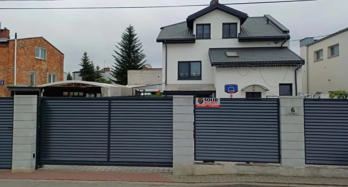 W tym domu w Raszynie doszło do zabójstwa 45-letniej kobiety.  Służby wezwał 11-letni syn. / Zdjęcie: Piotr Halicki / Onet 
