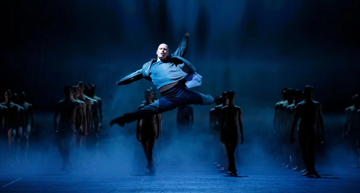 Zdjęcie: FB Teatr Wielki - Opera Narodowa/ fot. Ewa Krasucka / Androidy, tańczy Kristóf Szabó. 